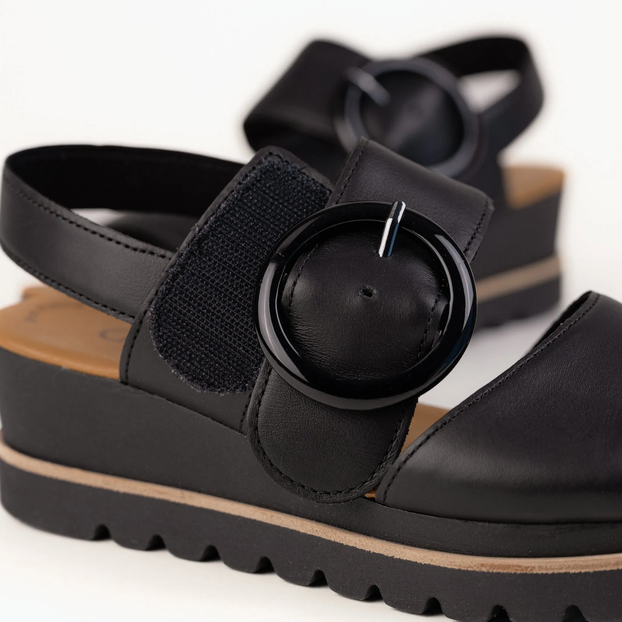 BUCKLE WEDGE - ALL BLACK - LEATHER