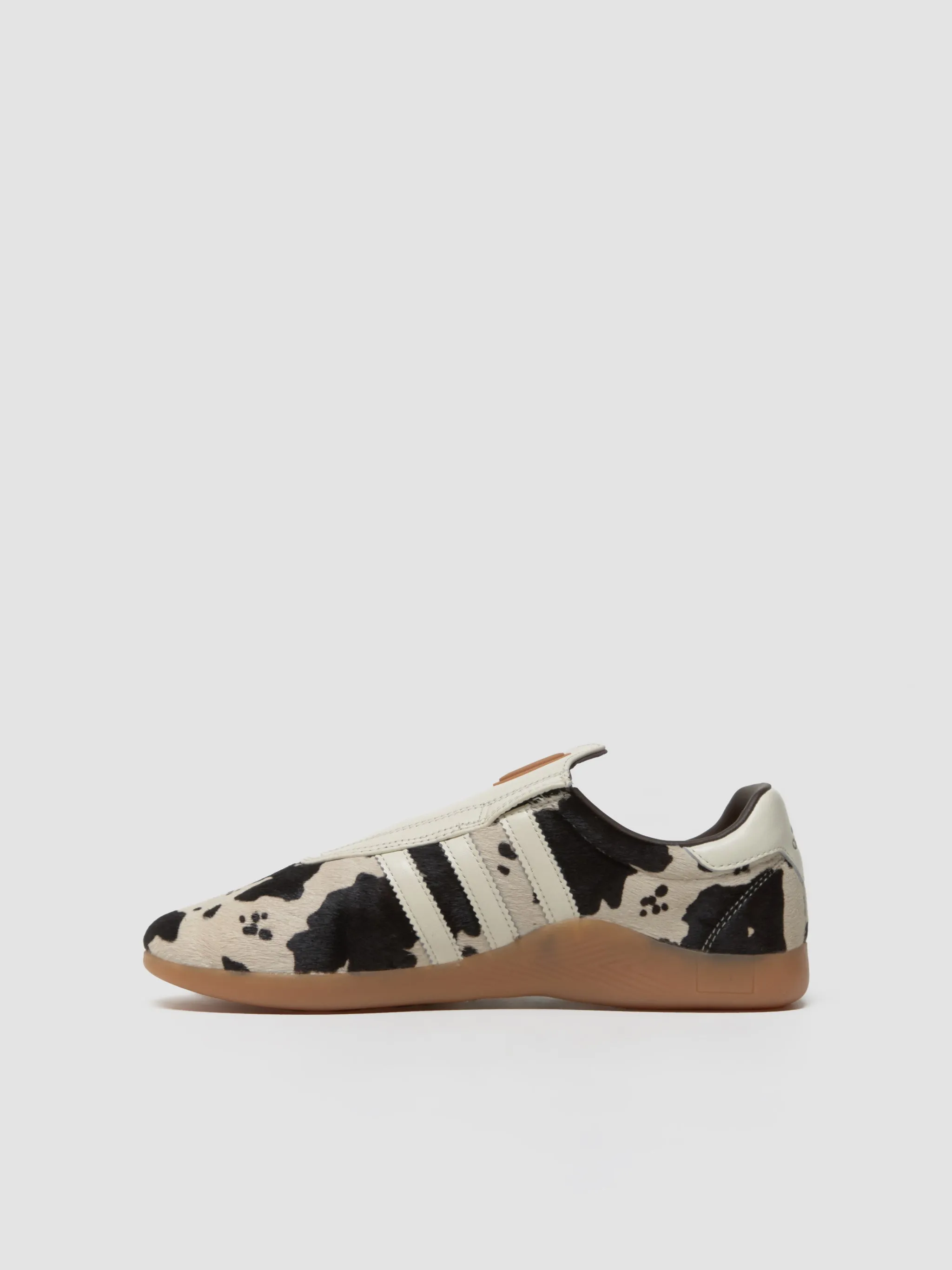 WMNS Taekwondo Mei Sneaker in Off White & Core Black